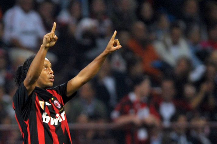 Ronaldinho fagnar marki í leik með AC Milan.