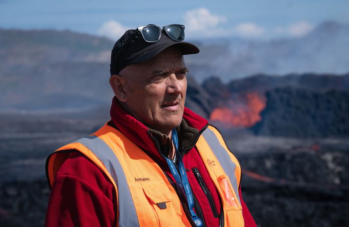 Ármann Höskuldsson eldfjallafræðingur segir helmingslíkur á eldgosi nú.