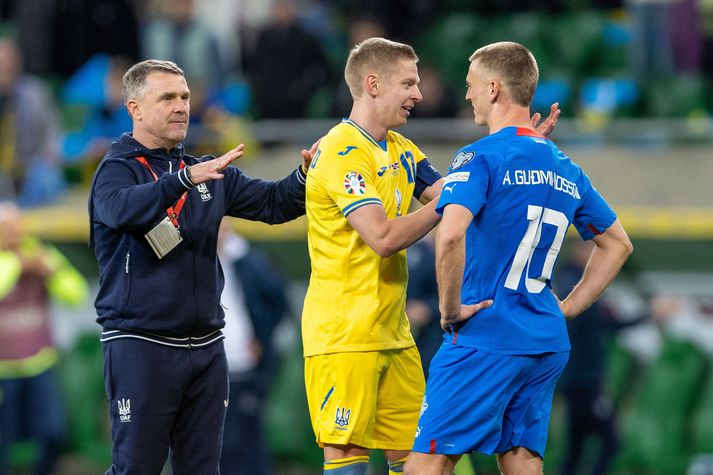 Úkraínumaðurinn Oleksandr Zinchenko og íslenski landsliðsmaðurinn Albert Guðmundsson eftir leik þjóðanna í umspili um sæti á EM 2024.