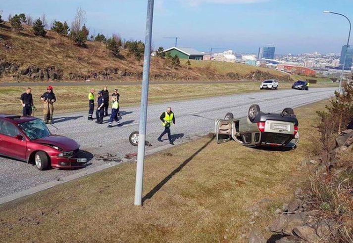 Frá vettvangi á Fífuhvammsvegi í morgun þar sem lögregla rannsakaði tildrög árekstursins. Annar ökumaðurinn flúði af vettvangi.