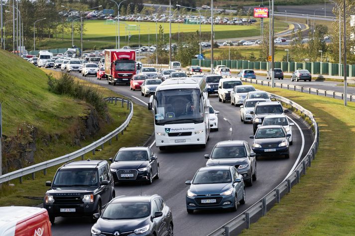 Umferðin á Hafnarfjarðarvegi og Kringlumýrarbraut til norðurs er þung vegna smávægilegs áreksturs. Myndin er úr safni.