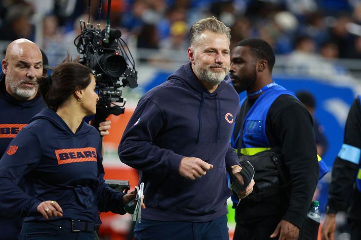 Matt Eberflus hleypur hér brosandi til búningsklefa í síðasta leik sínum með Chicago Bears.