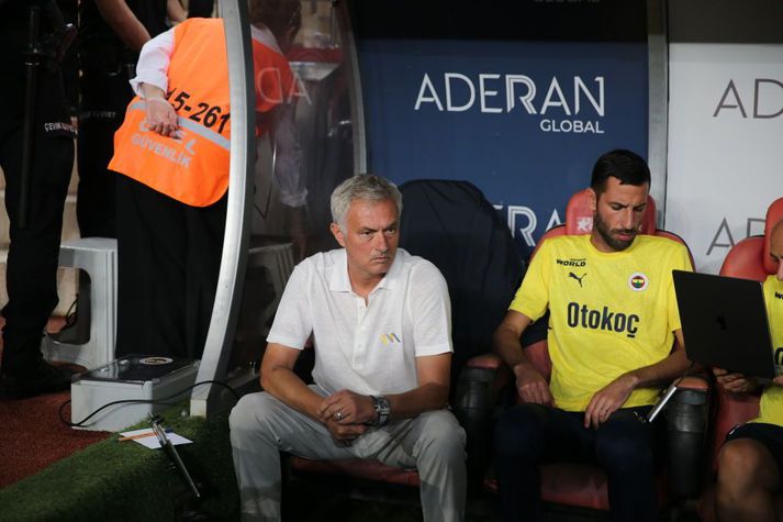 Mourinho á bekknum í Antalya í gær, tölvuna frægu má sjá til hægri á myndinni.