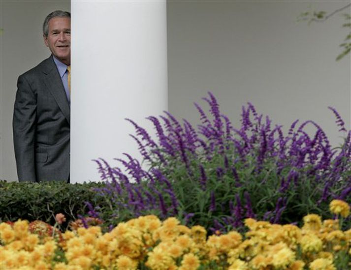 George W. Bush, Bandaríkjaforseti, í garði Hvíta hússins í Washington í dag.