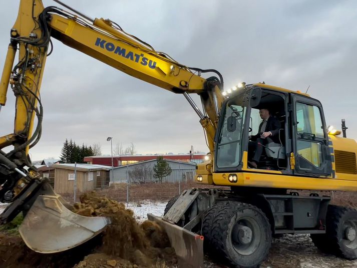 Ásmundur Einar Daðason mennta-og barnamálaráðherra var meðal þeirra sem tók fyrstu skóflustunguna að nýju  húsnæði í Fjölbrautarskólanum í Breiðholti.