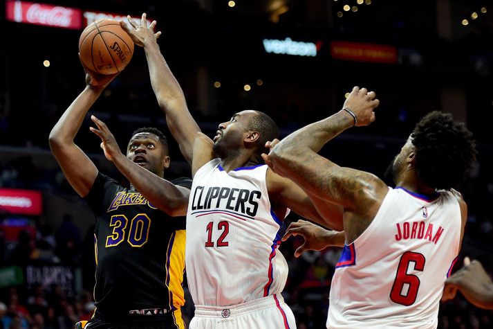 Julius Randle, stigahæsti leikmaður Lakers í nótt, reynir hér að komast inn að körfunni án árangurs.