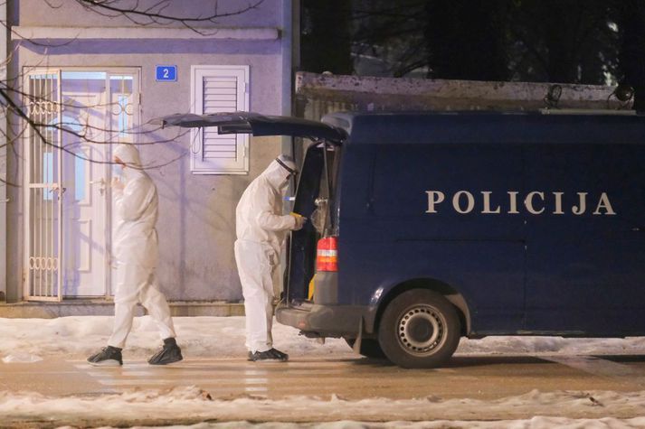 Lögreglumenn athafna sig á vettvangi skotárásarinnar Í Cetinje í Svartfjallalandi á nýársdag. Cetinje er smábær um 36 kílómetra vestur af höfuðborginni Podgorica.