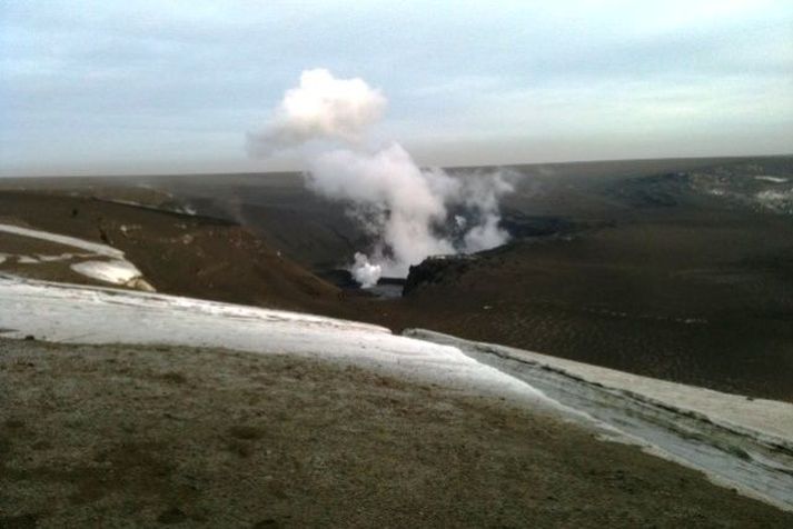 This photo, taken this morning shows the crater in Grimsvotn. As can be seen the eruption looks to be over. Only steam rises out of the crater that for the last days has been spewing huge amounts of ash into the air.