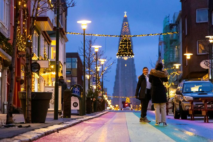 Miðbær Reykjavíkur er ljósum skreyttur á aðventunni.