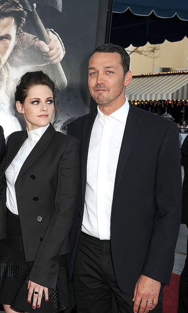 rupert og Robert Myndir af Kristen Stewart í keleríi með leikstjóranum Rupert Sanders birtust í US Weekly i gær. Kærasti hennar Robert Pattinson hafði ekki hugmynd um hliðarsporið.
Nordicphotos/getty