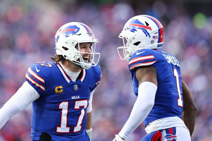 Josh Allen leiddi Buffalo Bills til öruggs sigurs í gær.