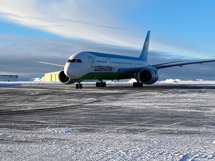 Flugvélin nauðlenti í Keflavík eftir að kona hafði fætt barn um borð á flugi yfir Grænlandi.