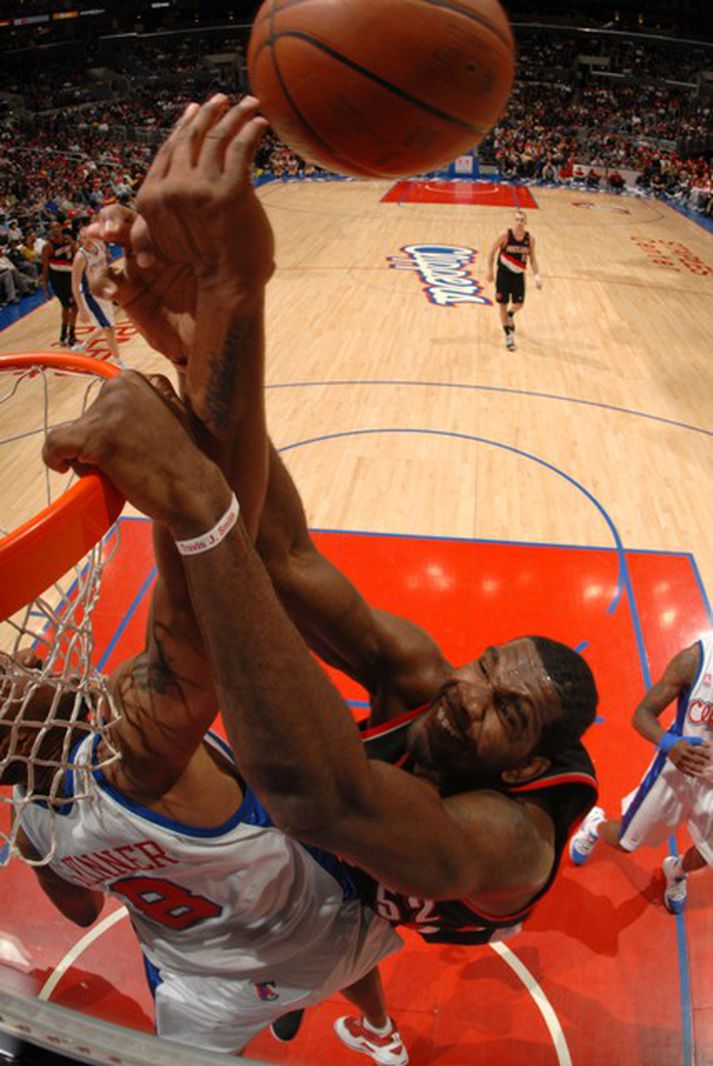 Greg Oden og Brian Skinner berjast í leik Portland og Clippers í nótt.