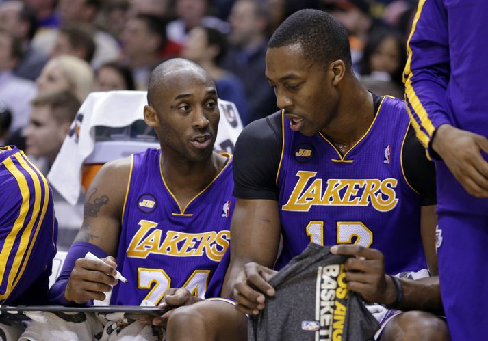 Kobe Bryant fer hér yfir málin með Dwight Howard.