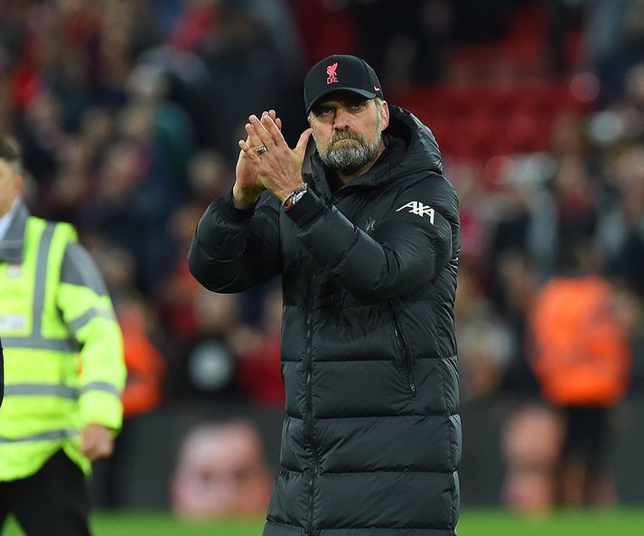 Jürgen Klopp þakkar stuðningsmönnum Liverpool fyrir leikinn í kvöld. Vísir/Getty