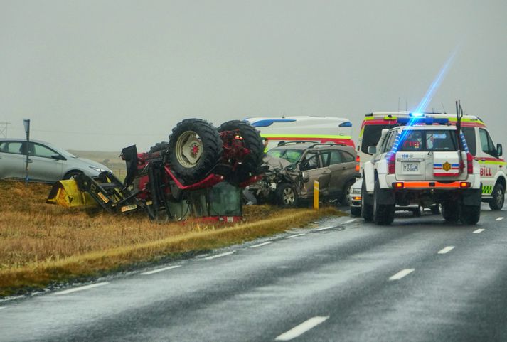 Betur fór en á horfðist þegar bíll og traktor skullu saman á Suðurlandsvegi við Hvítanes.