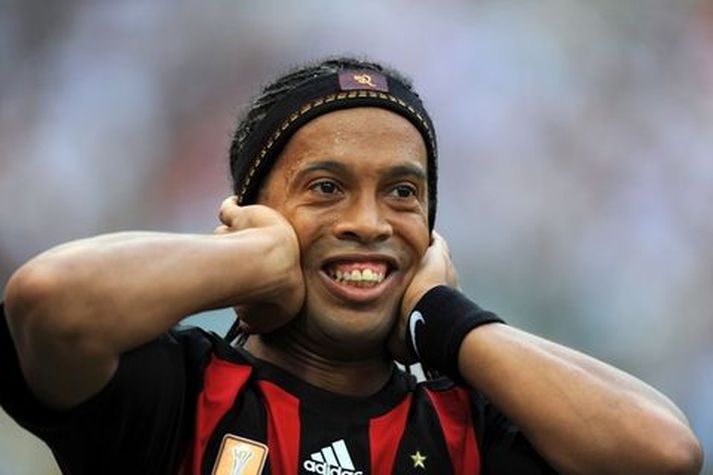 Ronaldinho skælbrosandi.