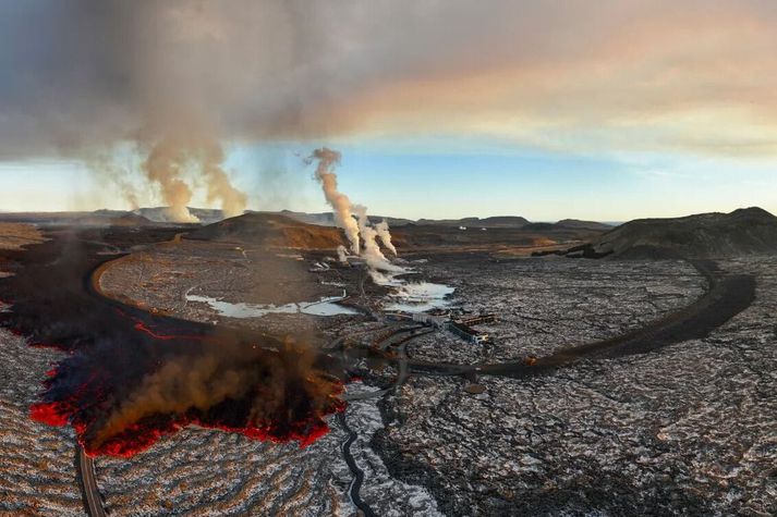 Hraun rennur nú meðfram varnargörðunum og hefur náð hæð þeirra á köflum.