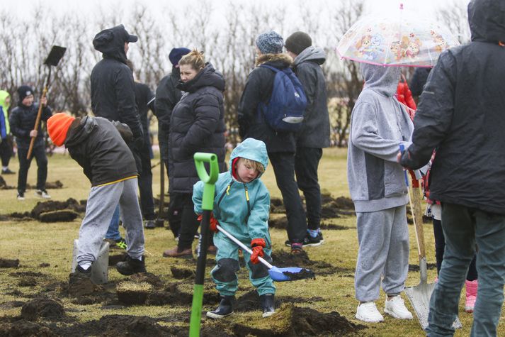 Öllum var gefinn kostur á að mæta með skóflu á viðburðinn. 