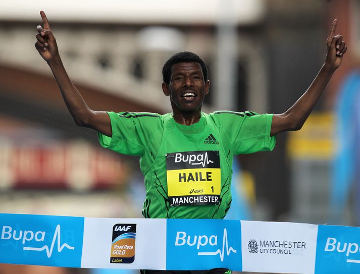 Gebrselassie kemur í mark í Manchester-hlaupinu á síðasta ári.