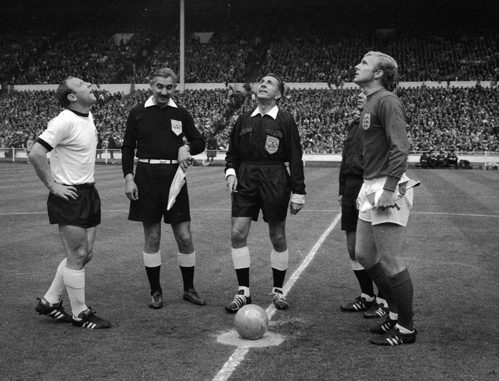 Uwe Seeler (t.v.) og Bobby Moore (t.h.), fyrirliða V-Þýskalands og Englands, fylgjast með kasti peninsins fyrir úrslitaleikinn árið 1966.