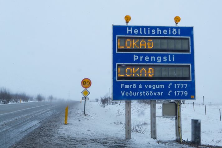 Stórhríð er nánast á öllu Suðurlandi og gríðarlega blint samkvæmt upplýsingum frá Vegagerðinni.