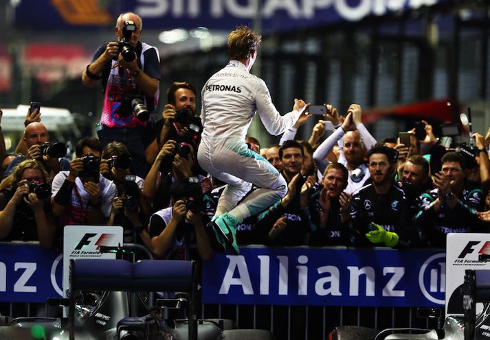 Nico Rosberg fangaði gríðarlega eftir spennandi keppni í Singapúr. Rosberg var undir pressu en tókst að sigla fyrsta sætinu í höfn.