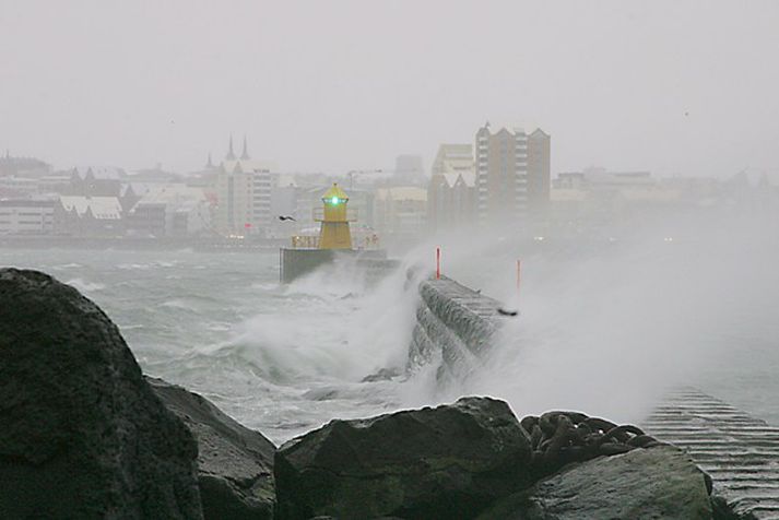 Reykjavíkurborg í óveðri. Mynd/ GVA.