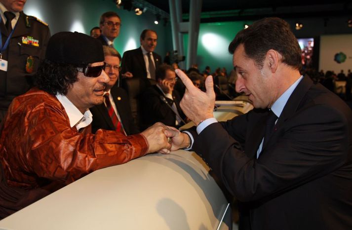 Gaddafi og Sarkozy á ráðstefnu Evrópusambandsins og Afríkuríkja í Portúgal árið 2007.