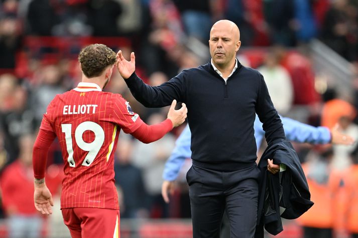 Arne Slot, knattspyrnustjóri Liverpool, fagnar sigri á Brentford í gær en með honum er Harvey Elliott.