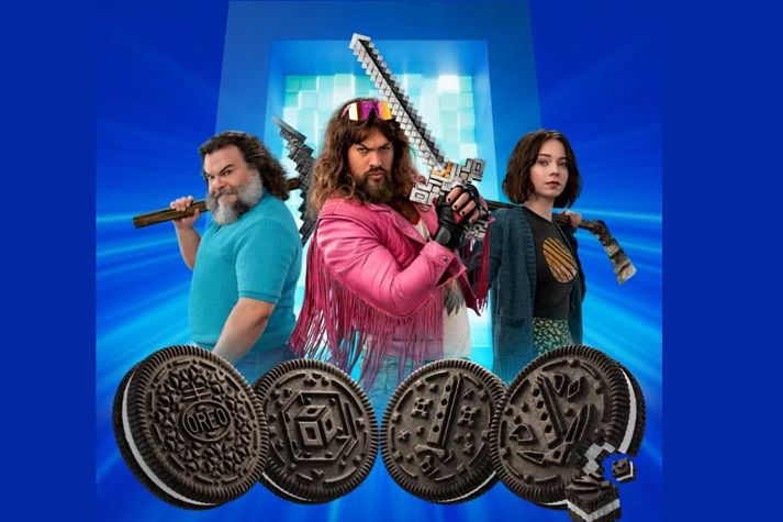 Oreo kex er í samstarfi við Minecraft kvikmyndina og hefur sérframleitt kexkökur með upphleyptum táknum sem vísa í myndina.