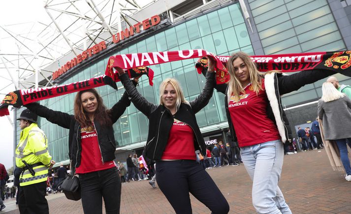 Stuðningsmenn Manchester United á leið á leik á Old Trafford.