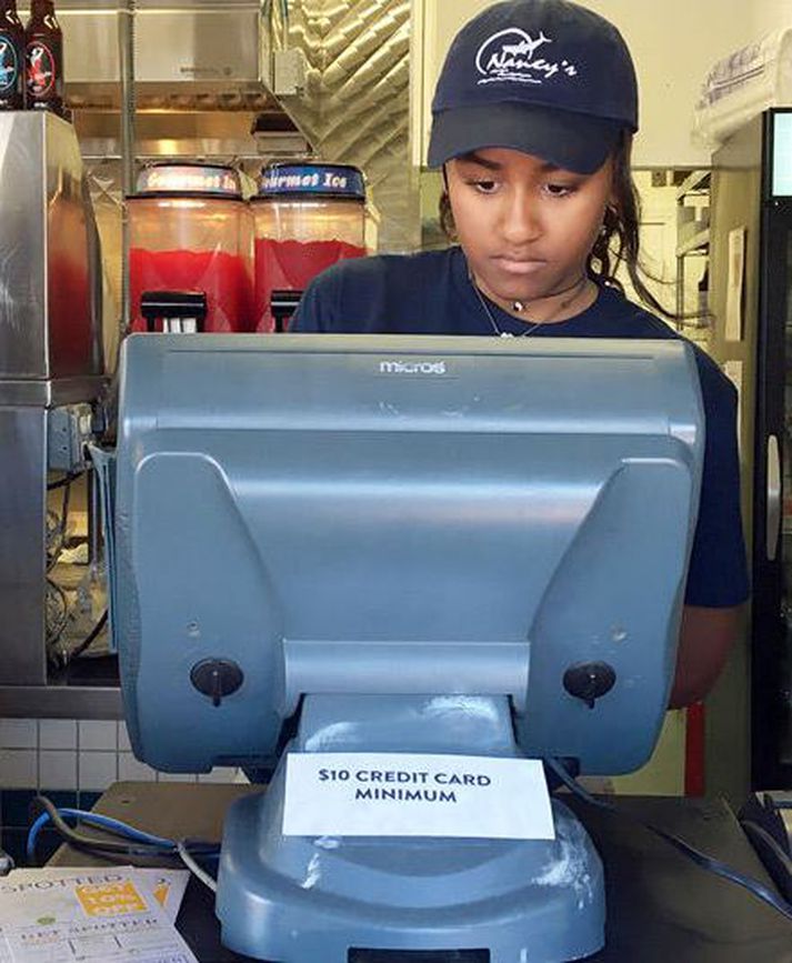 Sasha Obama starfar í bílalúgunni í um hálftíma á dag.