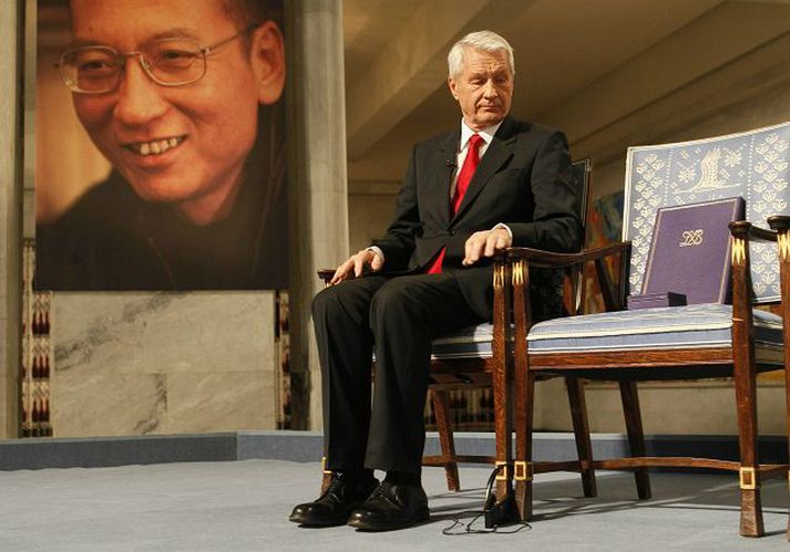 Thorbjörn Jagland, formaður norsku Nóbelsnefndarinnar, við auðan stól verðlaunahafans, kínverska andófsmannsins Liu Xiaobo. fréttablaðið/AP