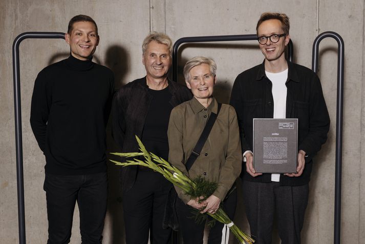 Grétar Örn Guðmundsson, Steve Christer, Margrét Harðardóttir og Birgir Örn Jónsson tóku við verðlaunum fyrir Smiðju fyrir hönd Stúdíó Granda. 