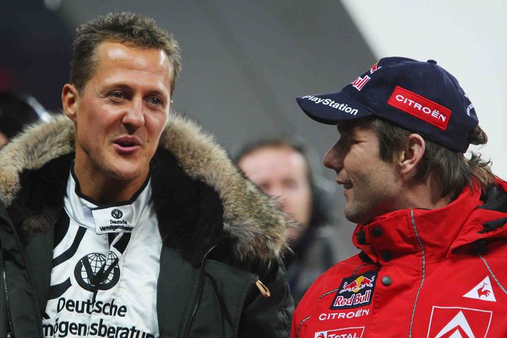 Michael Schumacher og Sebastian Loeb ræða málin. Loeb hefur prófað Formúlu 1 bíl og sýndi góða takta í prófunum í Barcelona.