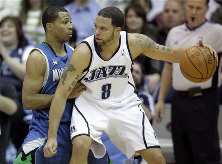 Landsliðsmaðurinn Deron Williams (8) hjá Utah Jazz sækir að Sebastian Telfair hjá Minnesota í nótt