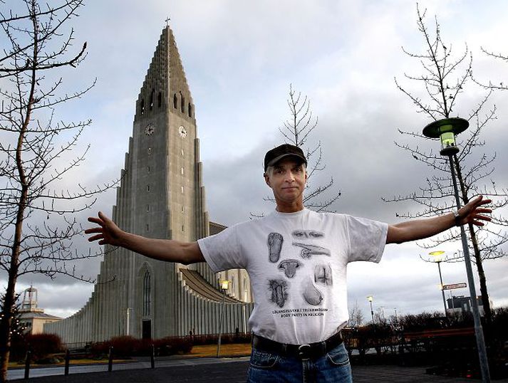 Hannes Lárusson sérhannaði sýninguna Líkamshlutar í trúarbrögðum fyrir Hallgrímskirkju en verkin þóttu of sláandi, svo ekkert varð af sýningunni. Bolurinn sem Hannes er í sýnir kynningarblað sem hann setti upp í kirkjunni en starfsmenn hennar fjarlægðu. Fréttablaðið/GVA