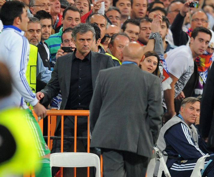 Mourinho sendur upp í stúku á Bernabeu.