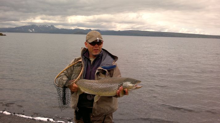 Konráð Guðmundsson með afskaplega vænan urriða sem hjann veiddi á Þingvöllum í dag.