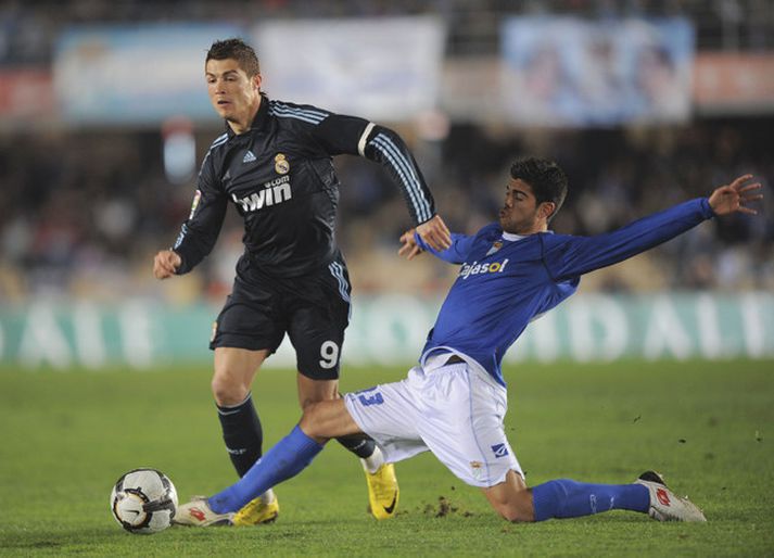 Varnarmaður Xerez reynir að stöðva Ronaldo í leiknum í kvöld.