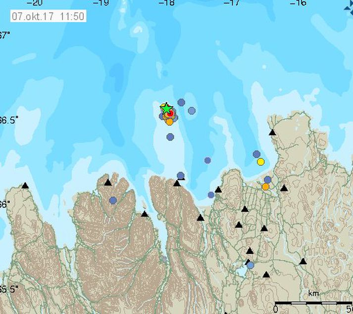 Skjálftanir hafa átt upptök sín norðvestur af Grímsey, norður af Eyjafirði.