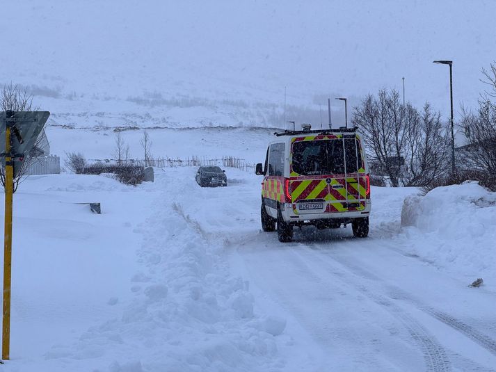 Björgunarsveitir hafa aðstoðað íbúa fyrir austan í dag.