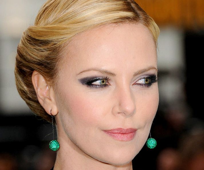 Charlize Theron flott með smokey förðun.