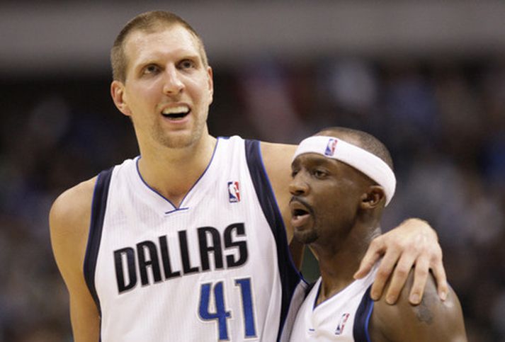 Dirk Nowitzky og Jason Terry í leiknum í nótt.