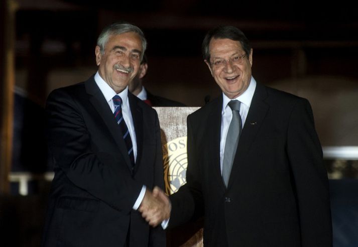 Mustafa Akinci, leiðtogi tykneskra Kýpverja, og Nicos Anastasiades, forseti landsins.