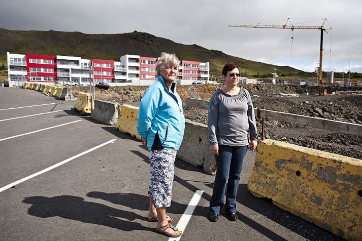 Ástríður Sigvaldadóttir og Lilja Friðvinsdóttir, íbúar í Gerplustræti 25, við einn ókláraðan húsgrunninn. mynd/arnþór