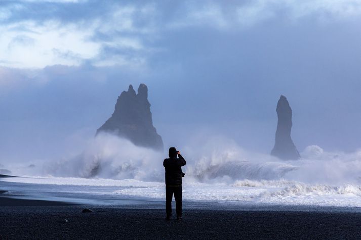 Víða á landinu verður strekkingur en gengur í hvassviðri eða storm við suðausturströndina. Myndin er tekin í Reynisfjöru.