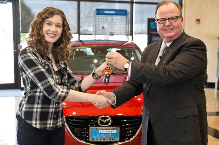 Hin heppna Laura með 10.000.000 Mazda bílinn.