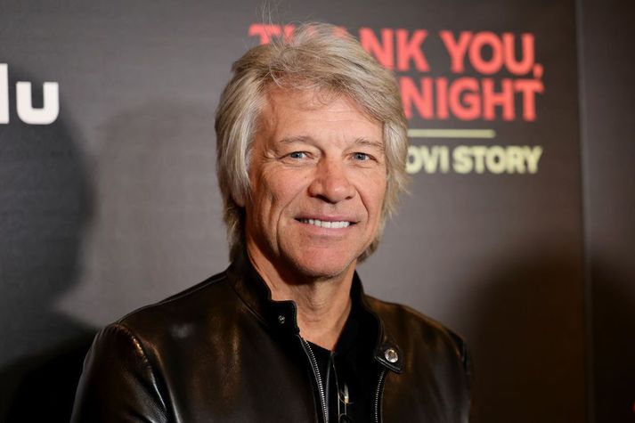 Á myndskeiðinu sést hvernig Bon Jovi nálgast konuna yfirvegað og ræðir við hana í rólegheitum.